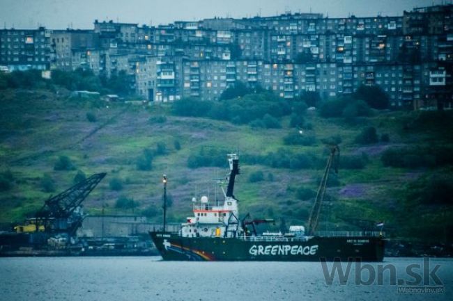 Loď Greenpeace sa po roku pohla, vrátili ju aktivistom