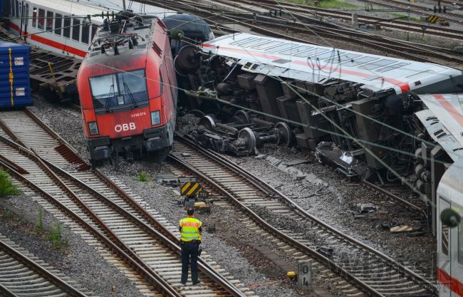 Video: Kolízia vlakov v Nemecku, skoro 40 ľudí sa zranilo