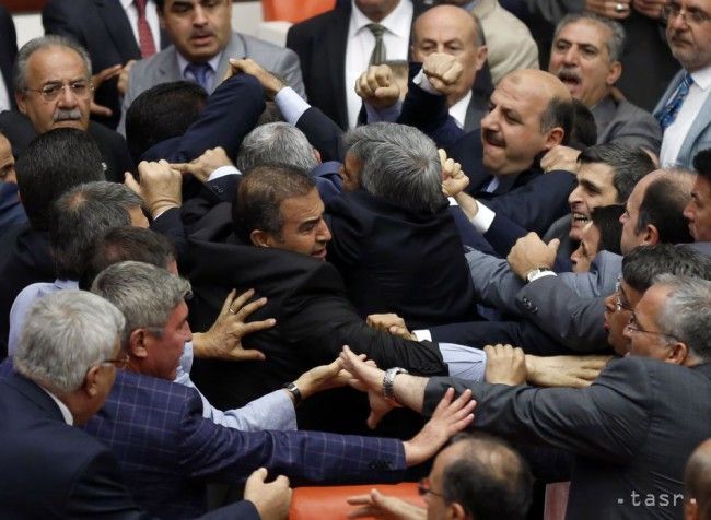 Tureckí poslanci sa pobili v parlamente, traja sú zranení