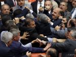 Tureckí poslanci sa pobili v parlamente, traja sú zranení