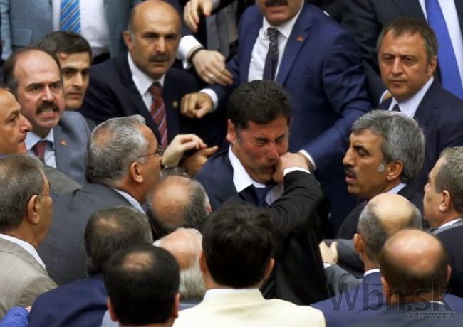 Bitka v tureckom parlamente, poslancov rozhnevali militanti