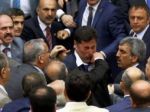 Bitka v tureckom parlamente, poslancov rozhnevali militanti