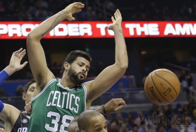 Opitý basketbalista Bostonu vrazil so svojím BMW do autobusu