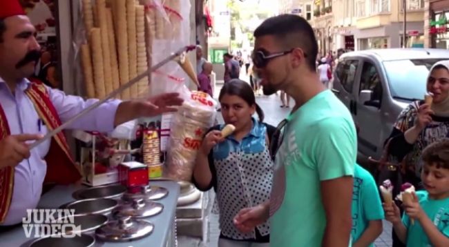 Video: Ako sa predvádza zmrzlinár v Turecku