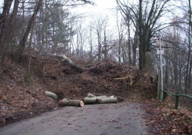 Zosuv svahu pri Rožňave, búrka opäť nedala ľuďom šancu