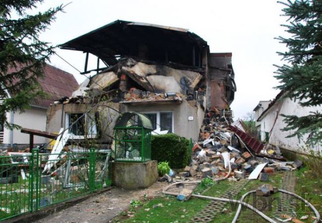 V Nitre explodoval rodinný dom, príčinou nebol výbuch plynu