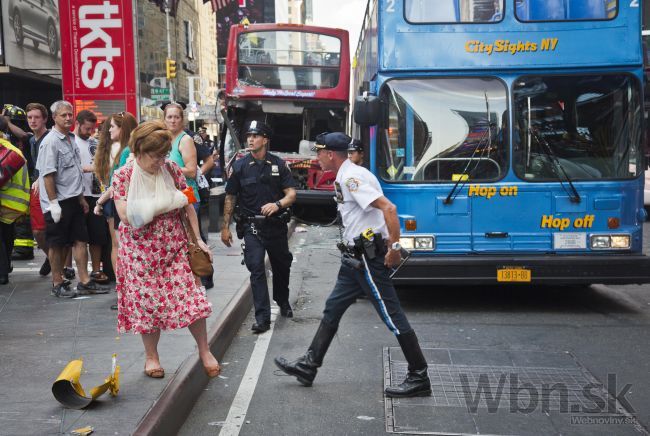 Video: Na najrušnejšom uzle New Yorku sa zrazili autobusy