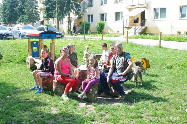Považskobystričan svojpomocne postavil deťom z bytovky detské ihrisko