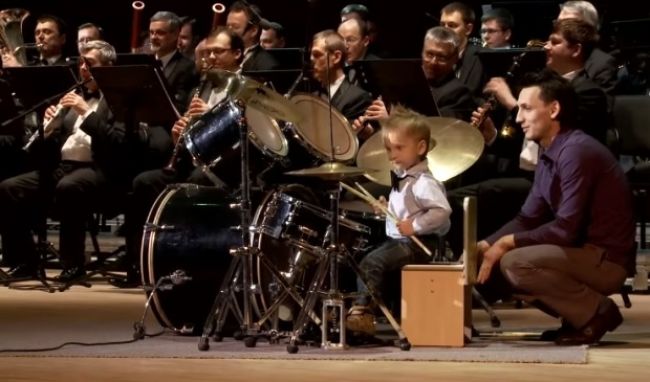 Video: Úžasný výkon 3-ročného chlapca za bubnami