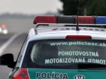 Mladík ukradol mercedes, po policajnej naháňačke nabúral