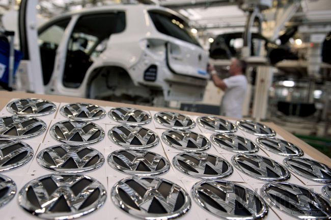 Volkswagen opäť vyrába, zamestnancom sa skončila dovolenka