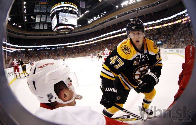 Americký obranca Torey Krug dostal lukratívnu ponuku z KHL