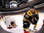 Americký obranca Torey Krug dostal lukratívnu ponuku z KHL
