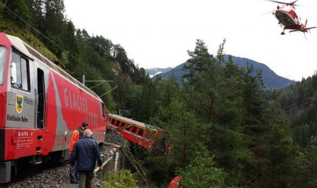 Vo Švajčiarsku sa vykoľajil vlak, vagón visel nad riekou