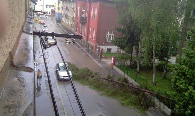 Nočná búrka nešetrila Slovákov, na bytovku spadol strom