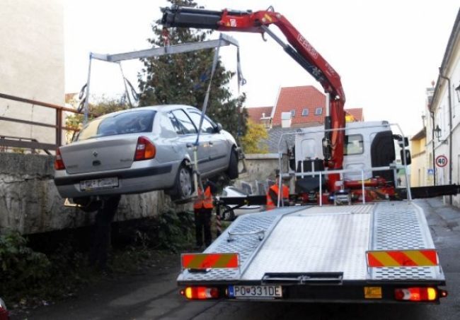 Vodič pri cúvaní \'zakopol\', v opitosti netrafil medzi autá