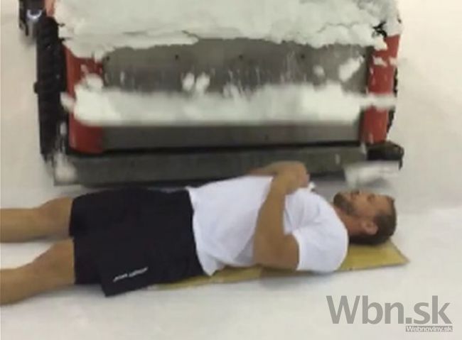 Video: Gáboríka zasypal sneh z rolby, vyzval aj Hossu