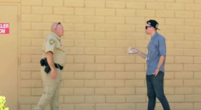 Video: Chcel predať trávu policajtovi