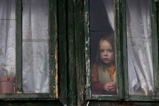 Dráma v Ružinove, trojročné dievčatko vypadlo z okna