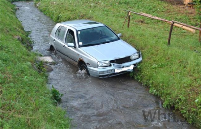 Mladý nevodič na cudzom aute skončil v potoku, bol opitý