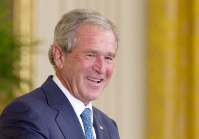 Video: Bush prijal výzvu, manželka ho obliala studenou vodou