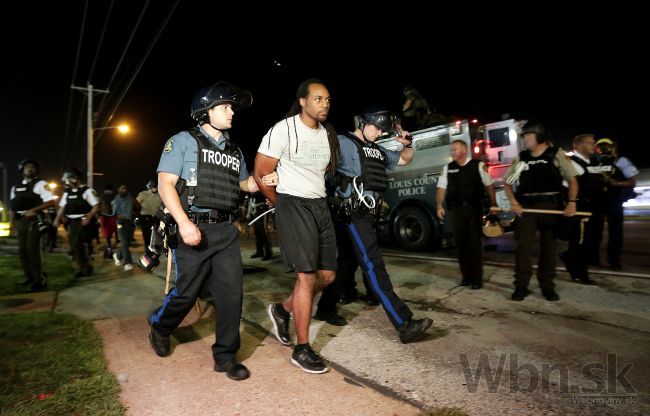 Ferguson zažil relatívne pokojnú noc, protesty utíchajú