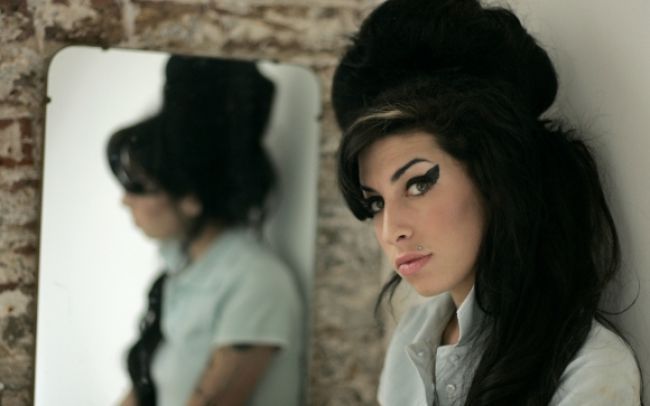 Socha zosnulej speváčky Amy Winehouse bude stáť na trhovisku