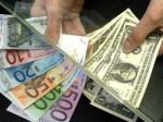 Euro oslabilo voči doláru, jenu i franku