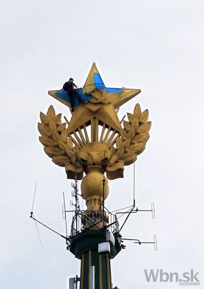 Ukrajinskú vlajku na mrakodrap v Moskve vyvesil Spiderman