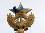 Ukrajinskú vlajku na mrakodrap v Moskve vyvesil Spiderman