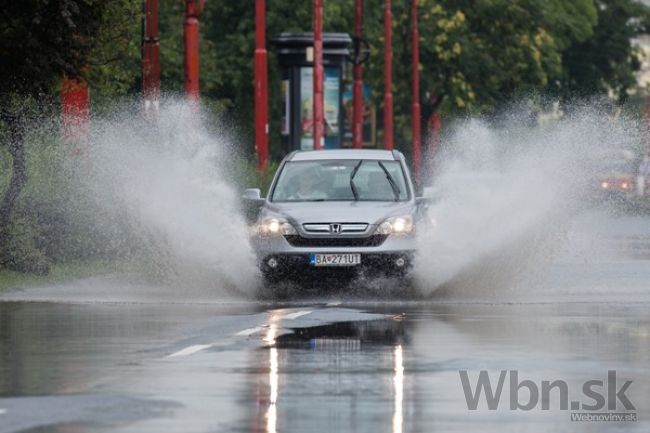 Dážď narobil v Bratislave problémy, zatopilo cesty a pivnice