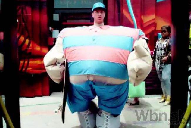 Chris Martin si v novom klipe obliekol nadrozmerný kostým