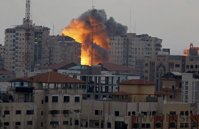 Izrael zbombardoval bytový dom, vzal domov desiatkam rodín