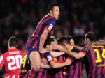 Video: Futbalisti Barcelony zdolali Elche a chytali mačku