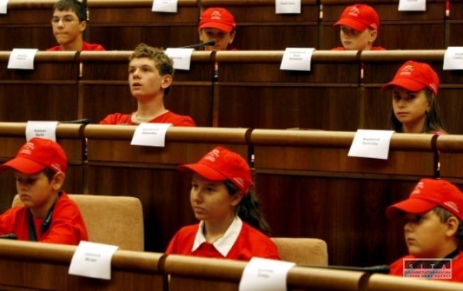 Študenti Detskej Univerzity Komenského na mieste poslancov