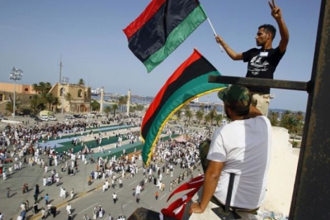 Starý parlament v Líbyi zvolil premiéra, susedia nezasiahnu