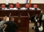 Video: V macedónskom parlamente sa strhla bitka poslancov
