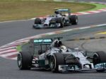 Hamilton po kolízii zaostáva, Rosberg trest nedostane