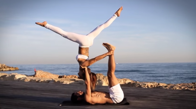 Video: Akro joga. Neuveriteľná harmónia tiel