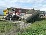 Pri Bánovciach sa zrazil vlak s kamiónom, zranilo sa 15 ľudí