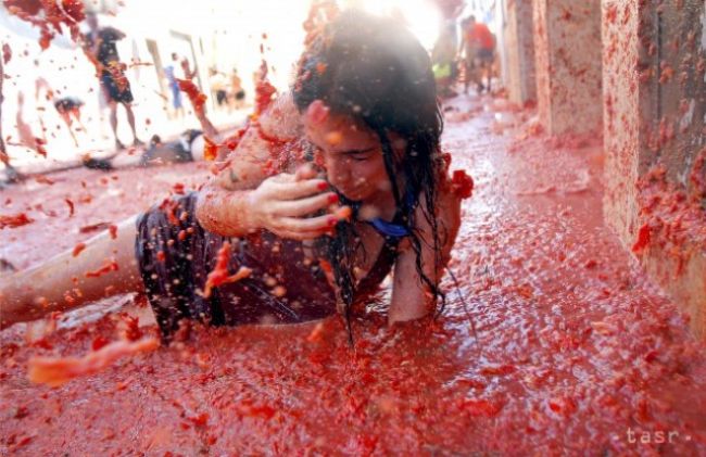 Video: Vypukla paradajková bitka - La Tomatina