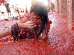 Video: Vypukla paradajková bitka - La Tomatina