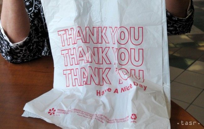Plastovým nákupným taškám v Kalifornii odzvonilo 