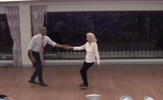 Video: To je energia! 90-ročná babička to rozbalila na parkete 