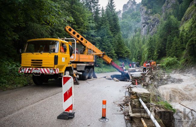 Potok vo Vrátnej spevňujú kameňom zo vzdialenejšieho lomu