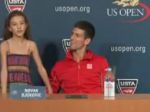Video: Djokovič spestril tlačovku, nechal spievať dievčatko