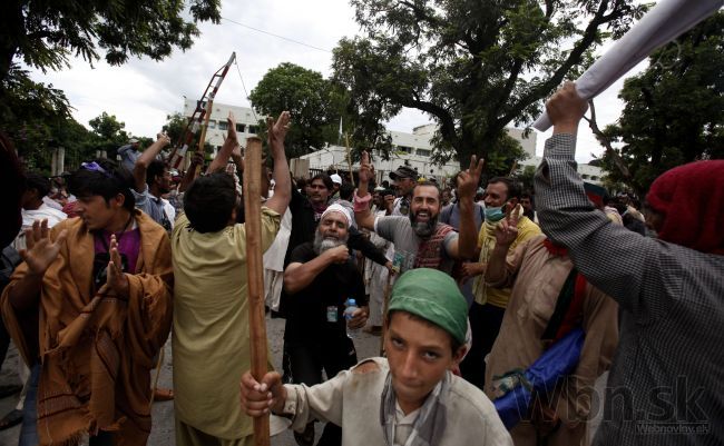 Demonštranti v Pakistane obsadili štátnu televíziu