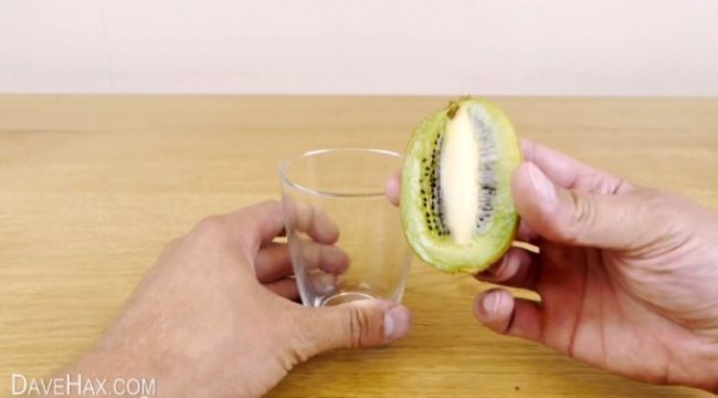 Video: Ako rýchlo ošúpať kivi alebo mango?