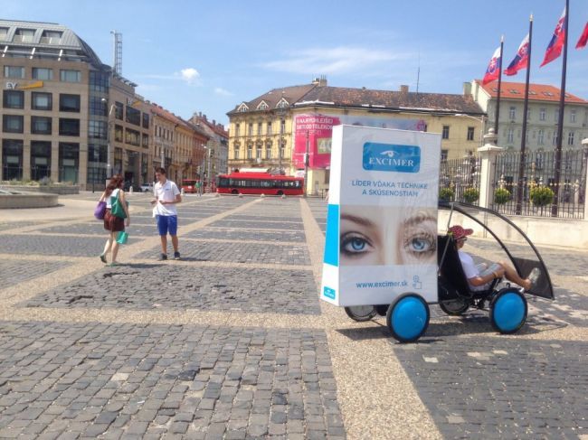 Excimer rozdáva Bratislavčanom slnečné okuliare