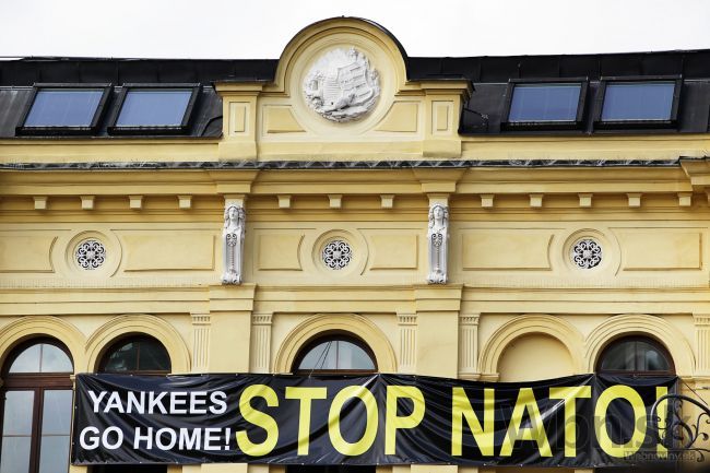 Kotlebov nápis Yankees go home! Stop NATO! zvesili z úradu